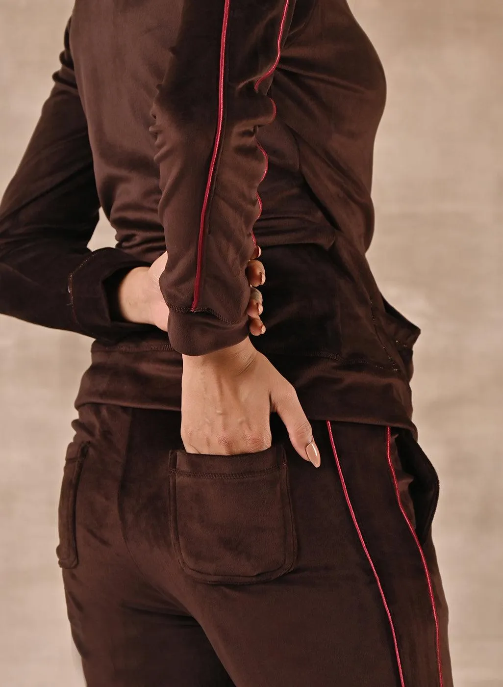 Brown Tracksuit with Classic Collar and Zip Closure